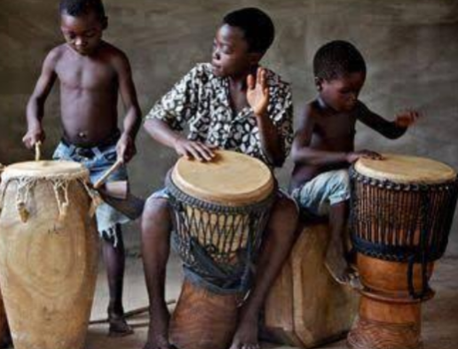 Børn lærer bevægelsen først ved at spille trommer under overgivelsen af ​​musikfærdigheder.
