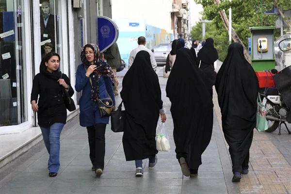 Vrouwen lopen in de straten van Iran