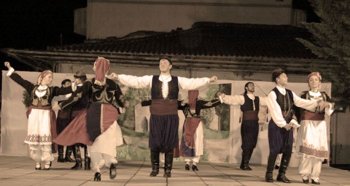 Greek dance Sousta done in pairs