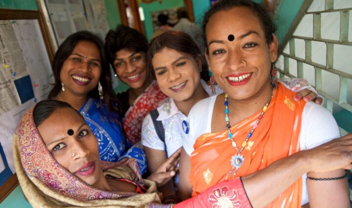 Un grup de Hijra din Bangladesh
