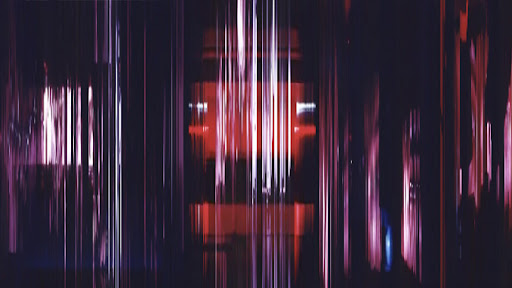 изображение на тъмен коридор, водещ до стая в червен цвят, която е изкривена от вертикални бели линии