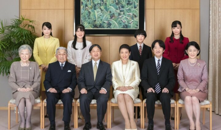 A photograph of the current Imperial Family of Japan, with the former emperor and empress, current emperor and empress, and crown prince and crown princess, seated, with their children standing behind them.