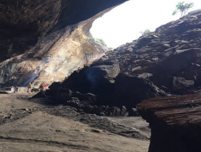 De hellige grotter i Bas otho-folket