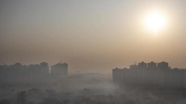 En luftfoto af morgensmoggen i Delhi, Indiens hovedstad
