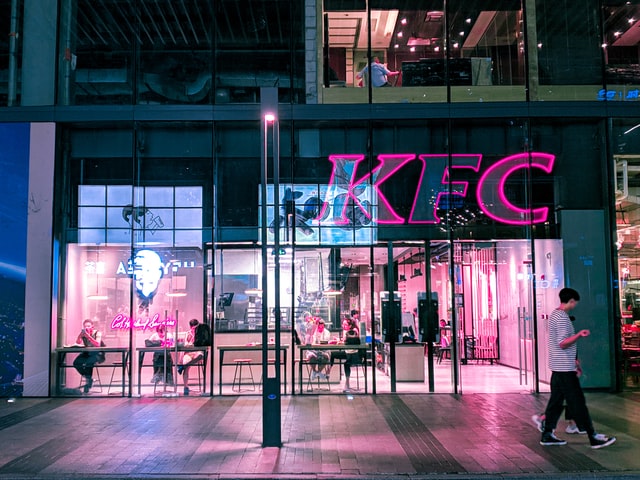 модерен KFC в град, японците отиват тук на Коледа