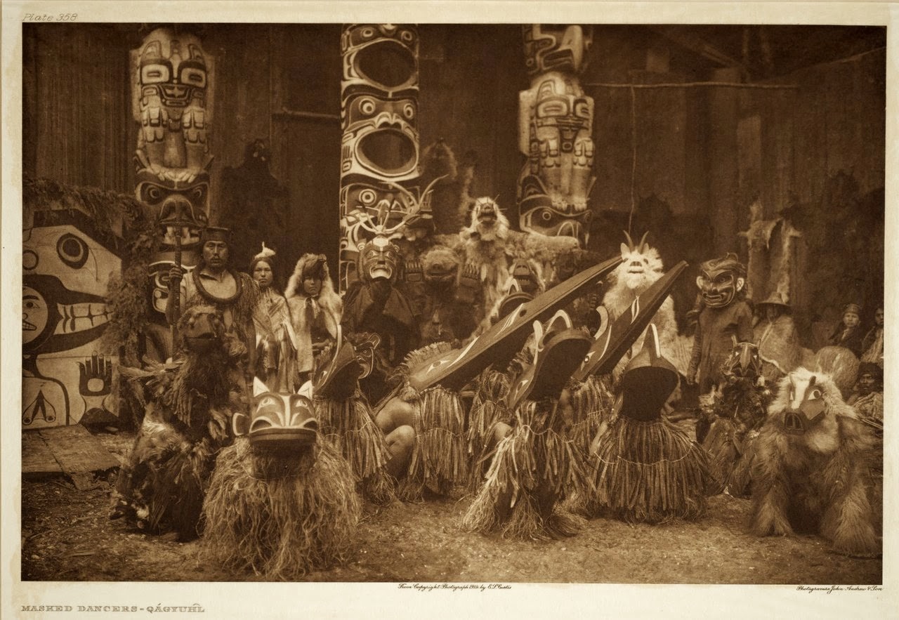 Sepia-tonet billede af et potlatch-ritual med stammemedlemmer klædt i ekstravagant stammetøj