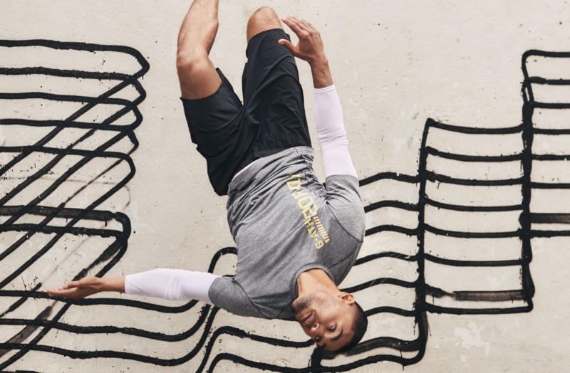 Billede af H&M's annonce med Revoks kunst i baggrunden