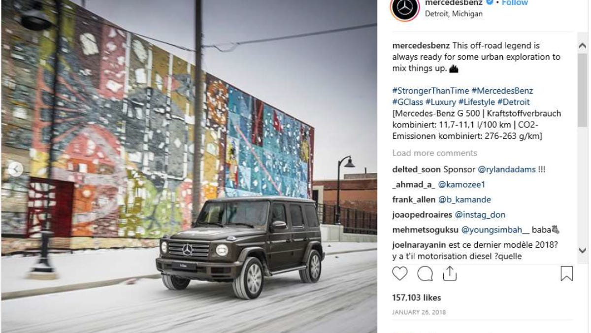 Skærmbillede af Instagram-opslag, der viser en sort firehjulstrækker, der kører forbi et street art-vægmaleri