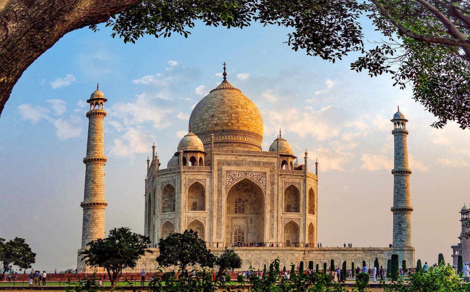 An image of the sunrise around the Taj Mahal, showing the different hues the white marble takes on.