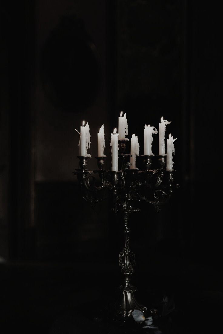 Осветена от свещи стая, имитираща същността на Dark Academia като естетика.