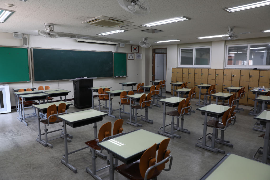 En grum visning af et tomt klasseværelse i USA skole på grund af ny Covid-19 variant.