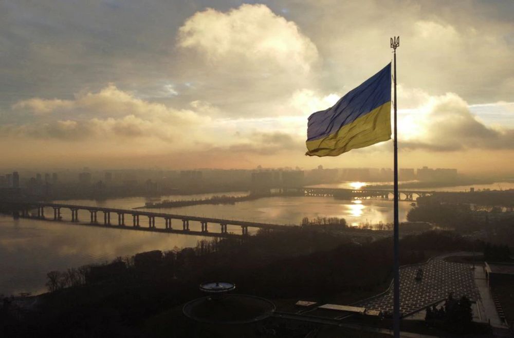 Ukraines flag med udsigt over skyline under solnedgang. Et glimt af den østeuropæiske skat.