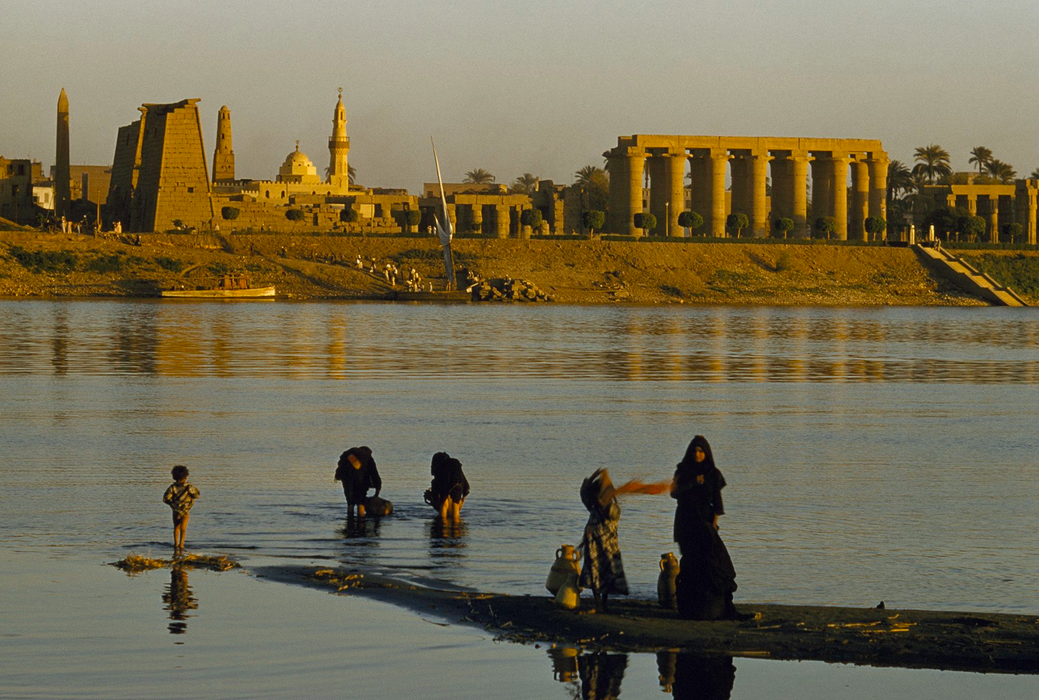 De rivier de Nijl met uitzicht op de tempel van Luxor / Credit: National Geographic (https://media.nationalgeographic.org/assets/photos/170/742/8073e634-9972-4d80-8675-ebd483b7e238.jpg)