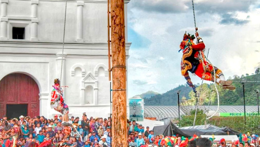 El Baile del Palo Volador finder sted i Chichi til festivalen for St. Thomas, byens skytshelgen.