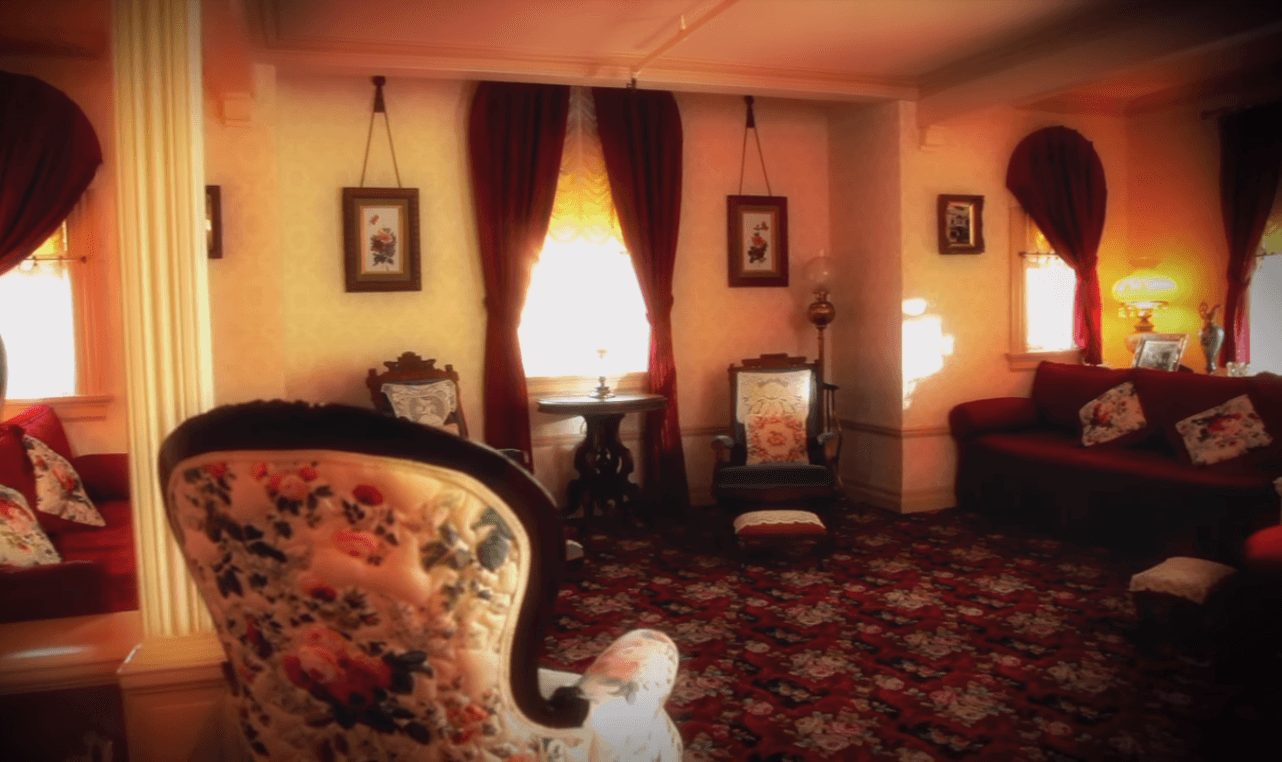 Известно призрачна и самотна стая в апартамента на покойния Уолт Дисни в Main Street USA.