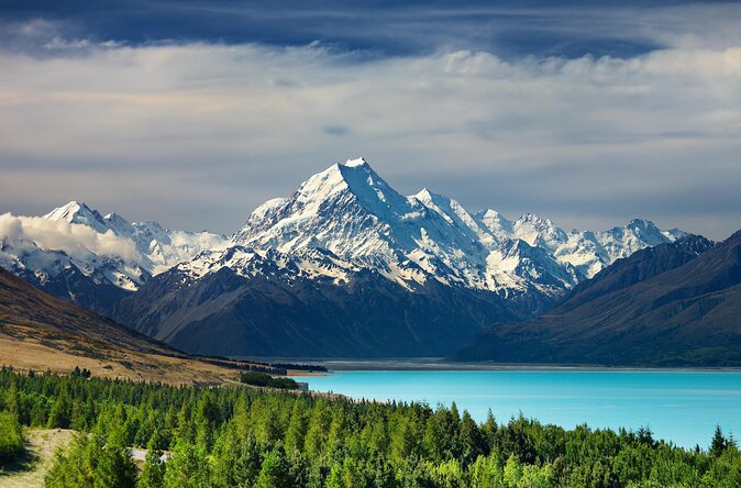 Aoraki mountains with snow peaks in front of a blue lake.