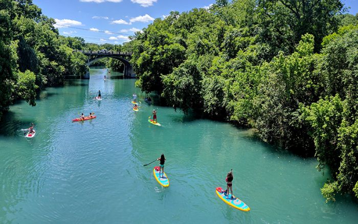 Oameni care fac caiac și vâslesc la Lady Bird Lake din Austin, Texas