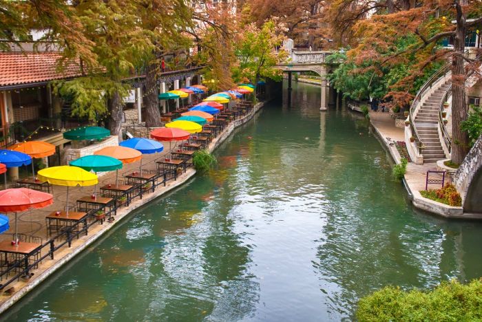 Frumoasa plimbare pe râul San Antonio, plină de poduri de piatră, restaurante și baruri