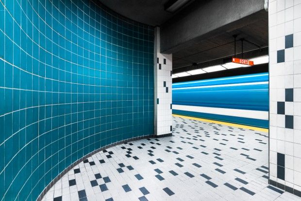 O stație din Montreal care prezintă un stil de artă futurist și modern.