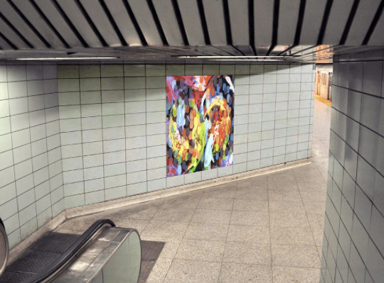 O lucrare ilustrativă primitoare de culori prezentă pentru a se bucura călătorii în stațiile de metrou din Canada.