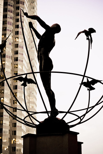 Statuia multiculturală din fața Garei Union din Toronto, Canada. O altă capodoperă a expresiei artei metroului.
