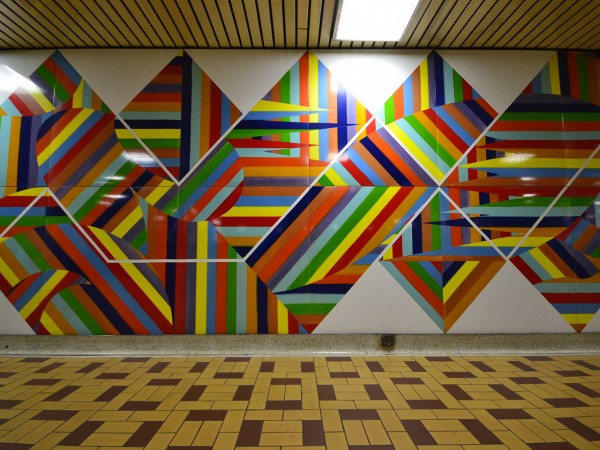 O expoziție frumoasă a unei piese de artă asemănătoare iluziei în stația de metrou Spandina din Toronto, Cañada.