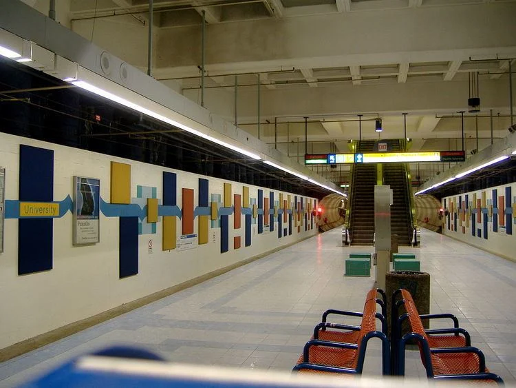O zonă de așteptare a metroului din Edmonton, Alberta, cu o expoziție interesantă de picturi murale artistice.