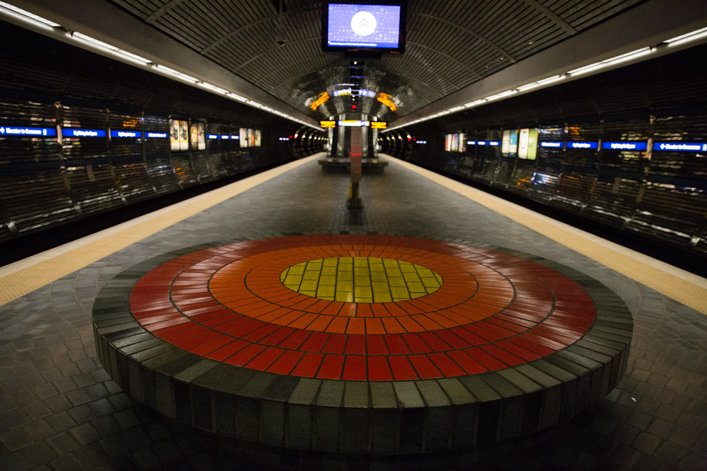Stația de metrou Bay/Enterprise și infama sa zonă de relaxare colorată. O adevărată experiență de artă inovatoare și revigorantă de care să fii martor.