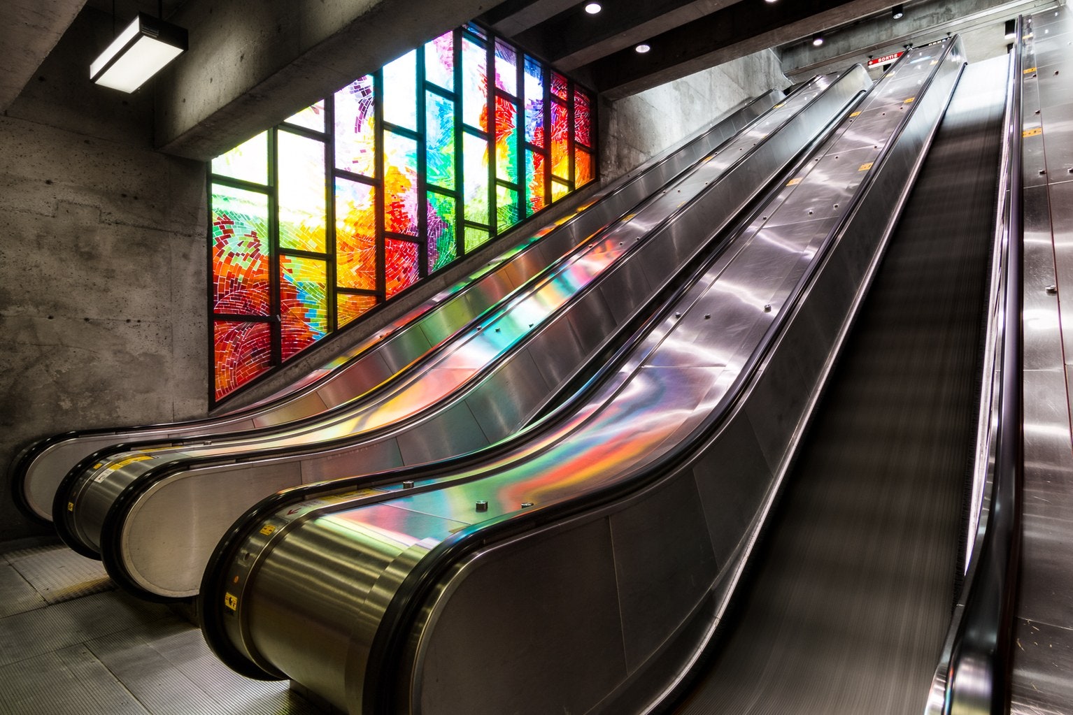 Artă din stația de metrou din Montreal, scările rulante din Canada.