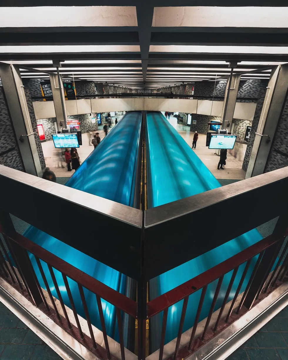 Een opwindend zicht op een ingang van een metrostation in Montreal, Canada. Een andere vorm van kunst en waardering voor esthetiek.