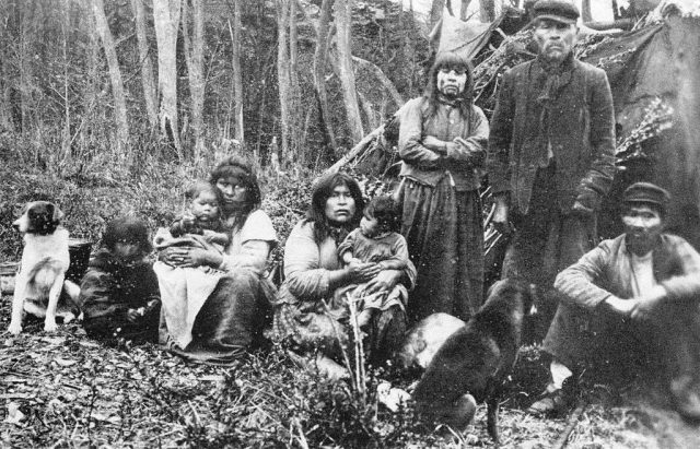 En gruppe Yaghan afbildet omkring Tierra del Fuego i 1917.