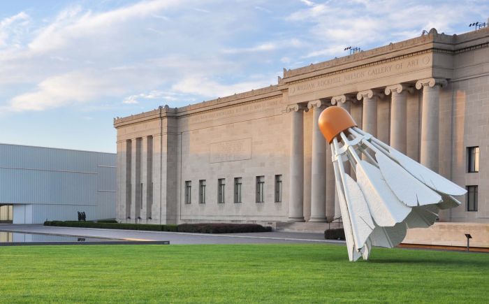 The fascinating Nelson Atkins Museum of Art with the giant badmington scultures, Kansas City