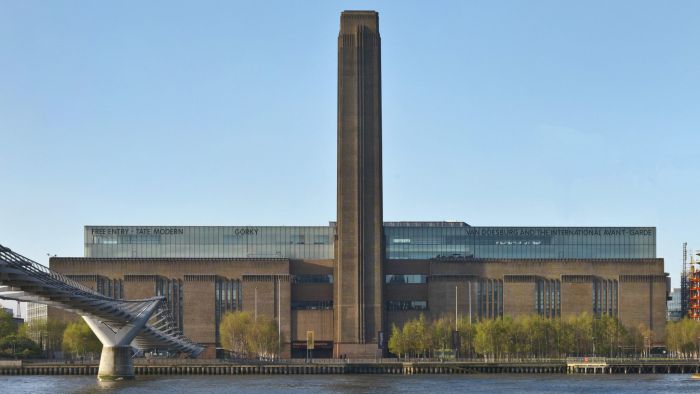 Тейт Модерен музей на брега на Темза в Лондон