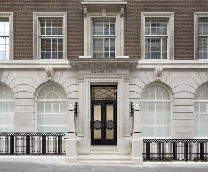 Елегантна сграда и бели прозорци на галерия Skarsted в Лондон