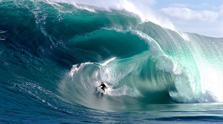 O fotografie captivantă și captivantă de adrenalină a vieții de surf în Australia, în timp ce valuri enorme iau centrul prezentării.