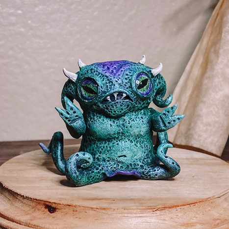 O interpretare adorabilă a sărbătorii lui Grindylow în mitologia Yorkshire și Lancashire. Un exemplu perfect de mândrie locală a fanilor, deoarece creează și vând suveniruri de colecție în regiune.