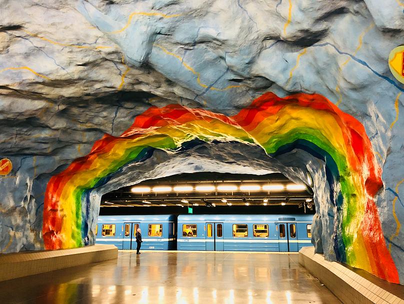 Et regnbuemaleri på en togstation i Stockholm