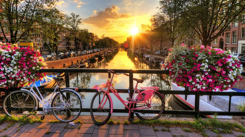 Nogle cykler ved siden af ​​kanalen i Amsterdam, en sikker by for LGBTQIA+-rejsende.