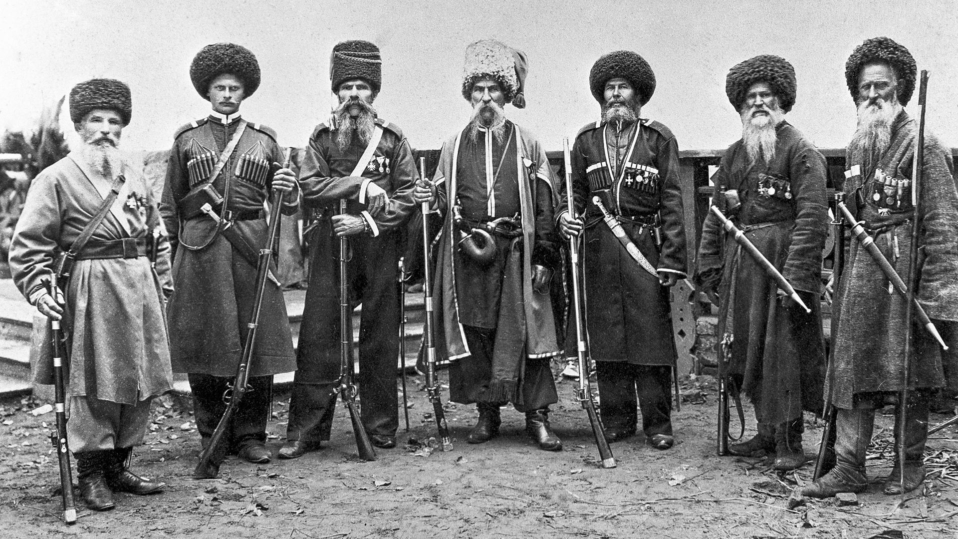Черно-бяло изображение на казаците в Русия.
