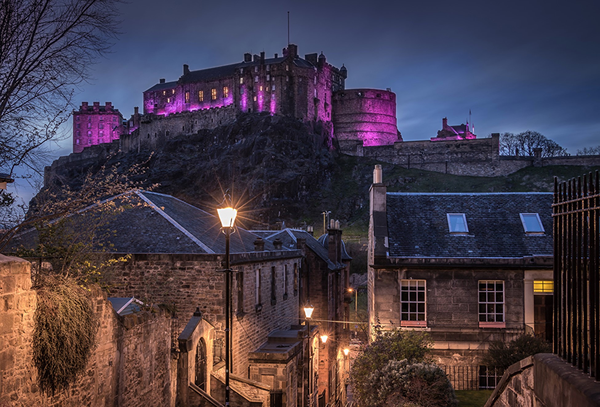 En smuk og varm gengivelse af Edinburghs bydelsgader om aftenen med udsigt over den fængslende udsigt over det historiske slot. Dette fortsætter med at tjene som en moderne påmindelse om landets robuste og livlige fortid.