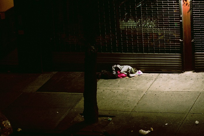 Imaginea unei persoane fără adăpost dormind dur