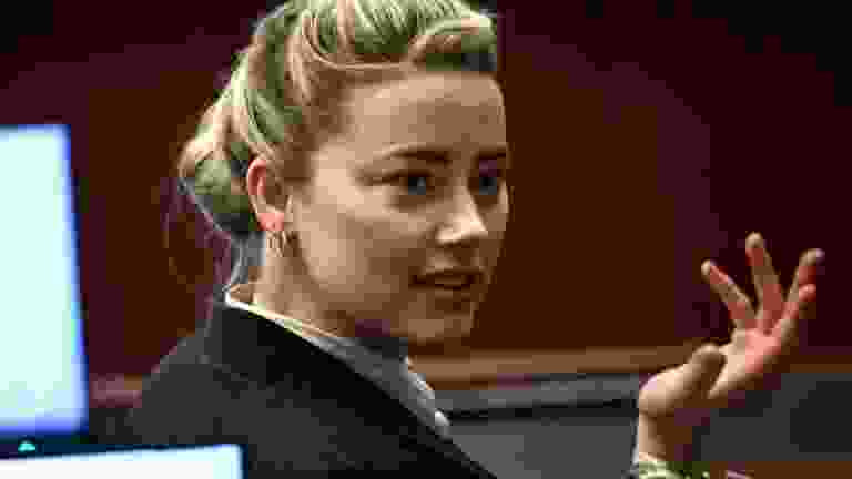 Amber Heard surprised in court