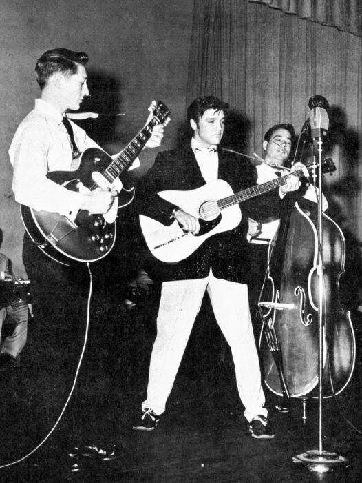 Elvis cu prima sa trupă The Blue Moon Boys