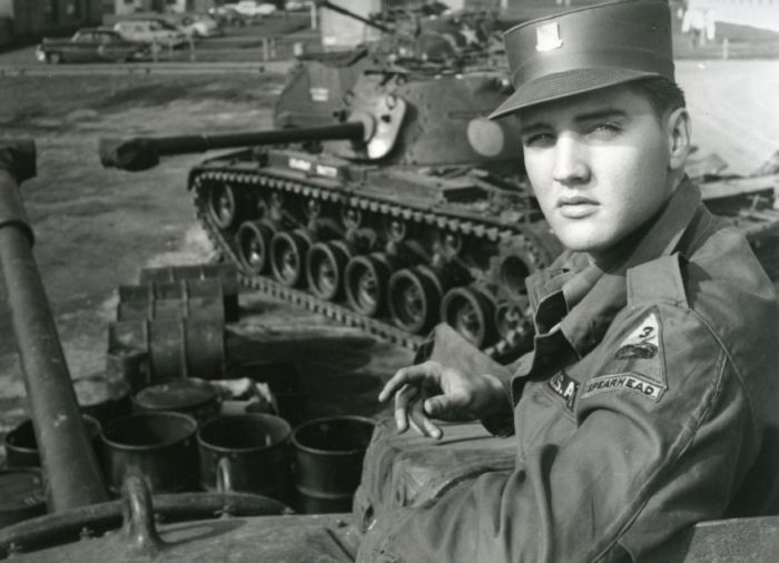 Elvis în timp ce era militar în Germania