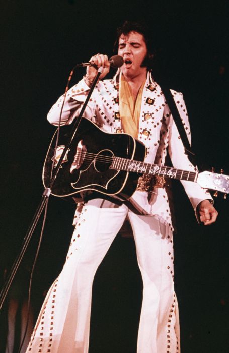Elvis Presley pe scenă