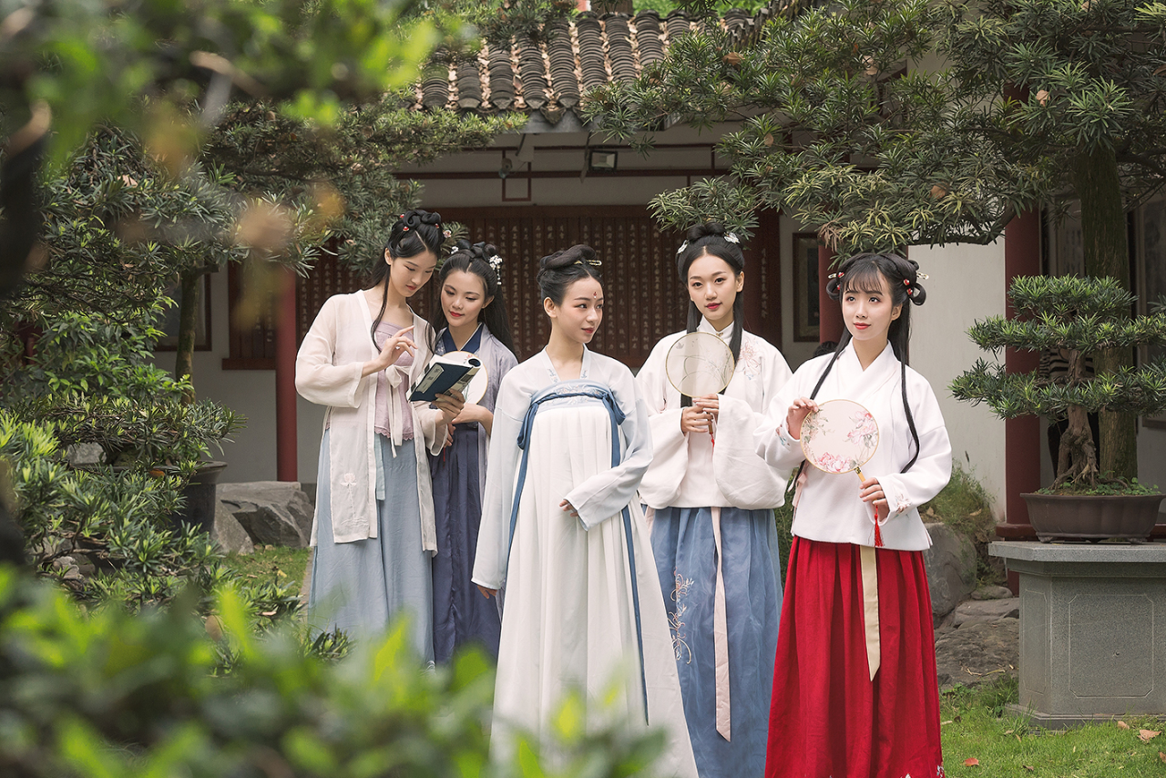 A group of women dressed in Hanfu in a Chinese-style garden on Huafu Day