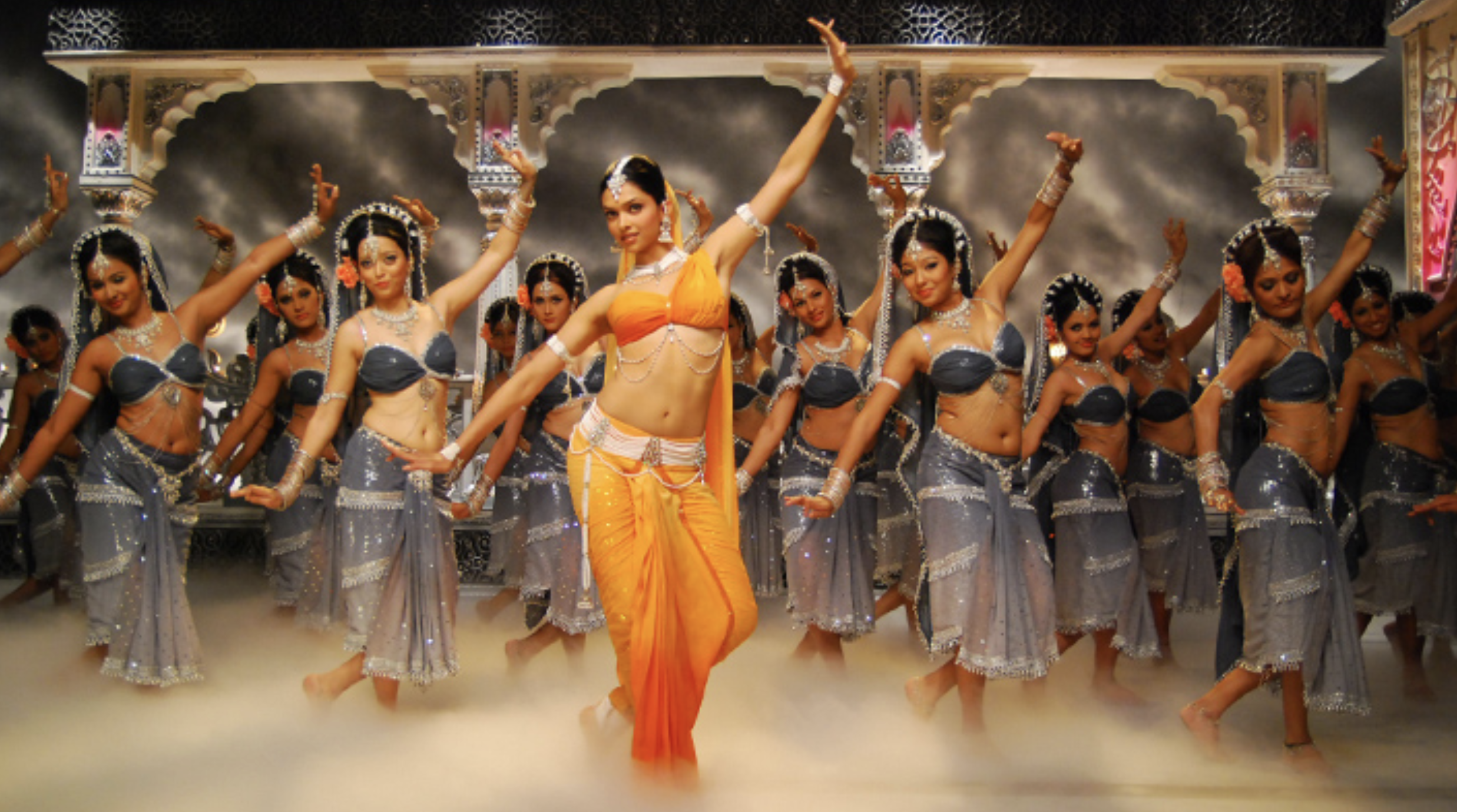 Scena de dans tradițional indian în filmul de succes „Om Shanti Om”.
