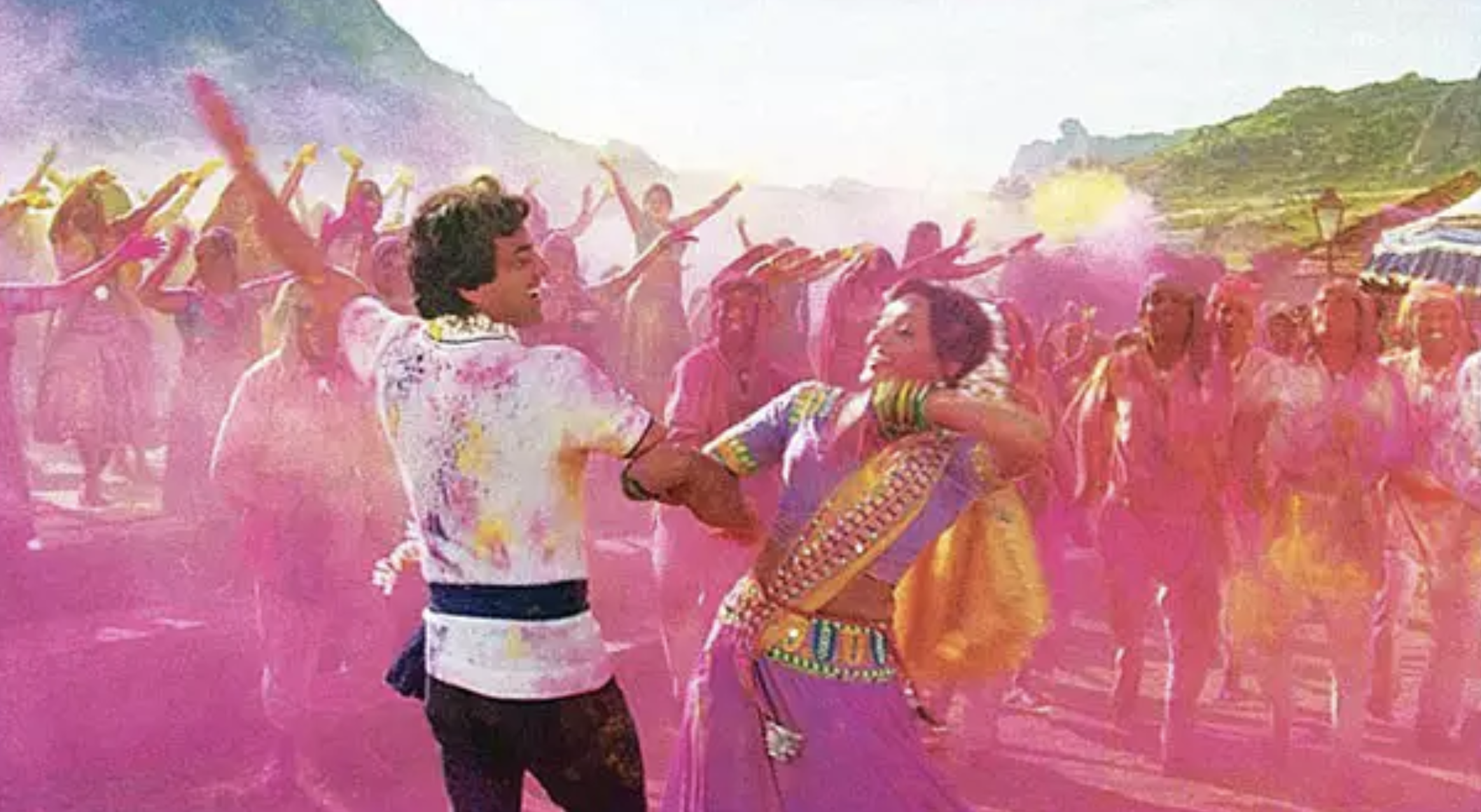 Hema Malini și Dharmendra dansează în timpul unei sărbători Holi.
